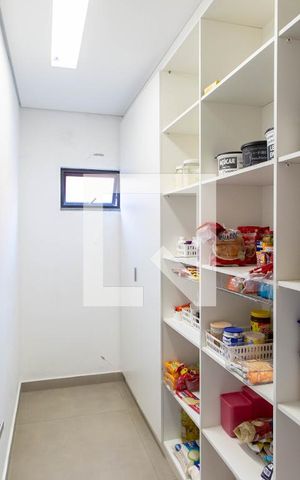Casa à venda com 380m², 4 quartos e 6 vagas Casa à venda com 380m², 4 quartos e 6 vagasDespensa