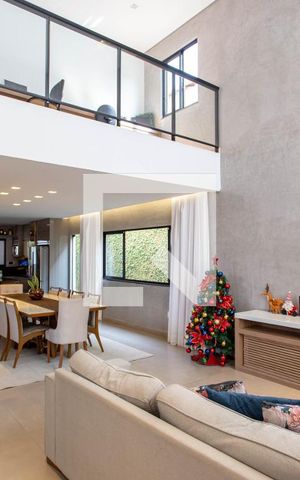 Casa à venda com 380m², 4 quartos e 6 vagas Casa à venda com 380m², 4 quartos e 6 vagasSala