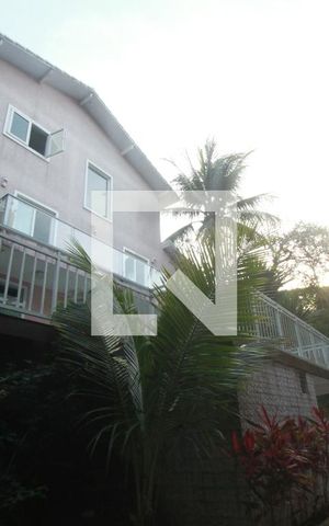 Casa de condomínio à venda com 308m², 4 quartos e 2 vagasFundos Casa eFachada Edícula