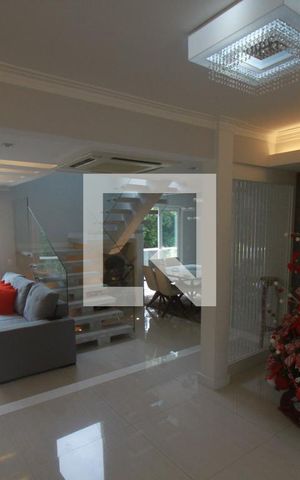 Casa de condomínio à venda com 308m², 4 quartos e 2 vagasSala