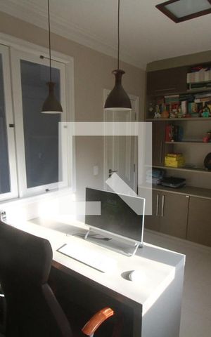Casa de condomínio à venda com 308m², 4 quartos e 2 vagasEscritório