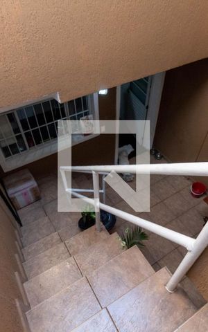 Casa à venda com 90m², 2 quartos e 1 vaga Casa à venda com 90m², 2 quartos e 1 vagaEscada