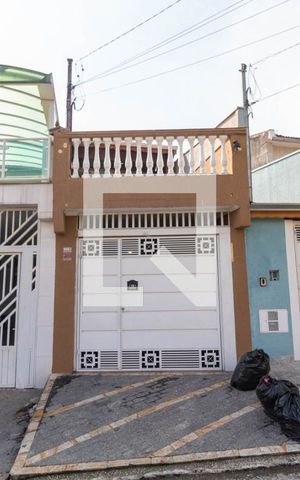 Casa à venda com 90m², 2 quartos e 1 vaga Casa à venda com 90m², 2 quartos e 1 vagaFachada
