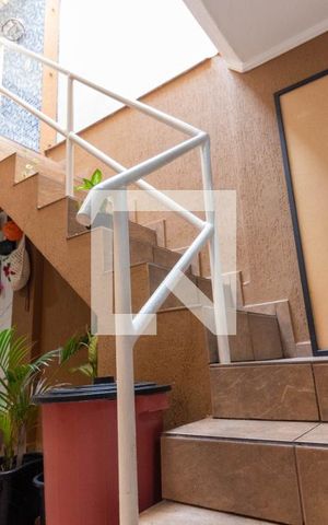 Casa à venda com 90m², 2 quartos e 1 vaga Casa à venda com 90m², 2 quartos e 1 vagaEscada