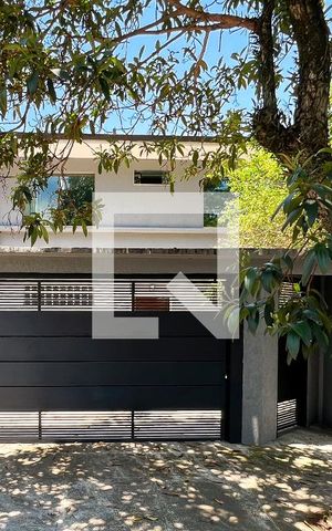 Casa à venda com 385m², 5 quartos e 3 vagasFachada