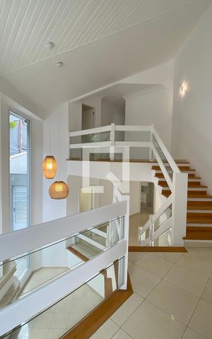Casa de condomínio à venda com 414m², 4 quartos e 3 vagasEscada