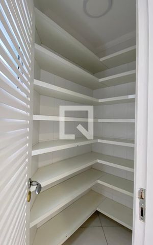 Casa de condomínio à venda com 414m², 4 quartos e 3 vagasDespensa