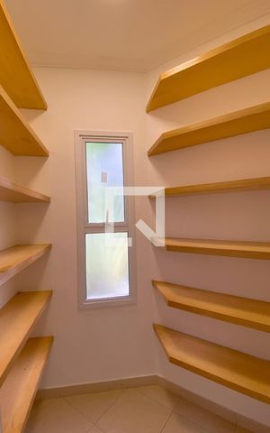 Casa de condomínio à venda com 414m², 4 quartos e 3 vagasDespensa