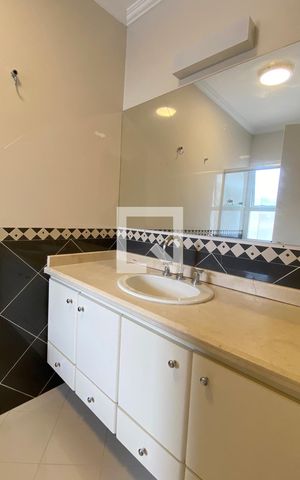 Casa de condomínio à venda com 414m², 4 quartos e 3 vagasBanheiro da Suíte 4
