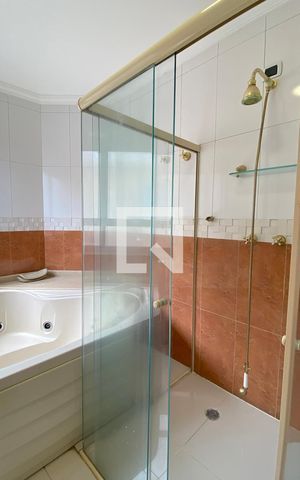 Casa de condomínio à venda com 414m², 4 quartos e 3 vagasBanheiro da Suíte 1