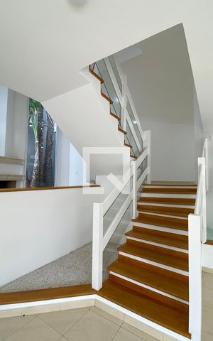 Casa de condomínio à venda com 414m², 4 quartos e 3 vagasEscada
