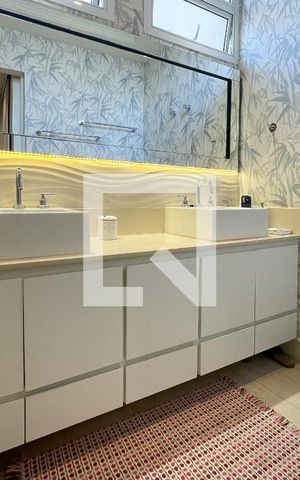 Apartamento à venda com 174m², 3 quartos e 2 vagas Apartamento à venda com 174m², 3 quartos e 2 vagasBanheiro da Suíte