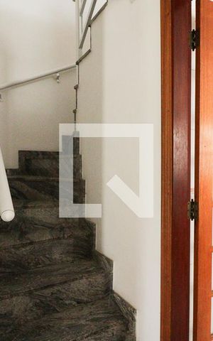 Casa à venda com 250m², 4 quartos e 3 vagasEscada
