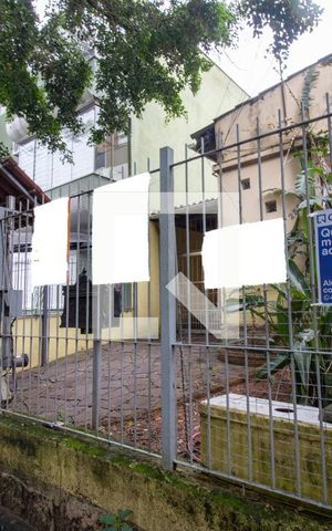 Casa à venda com 400m², 2 quartos e 2 vagas Casa à venda com 400m², 2 quartos e 2 vagasFachada