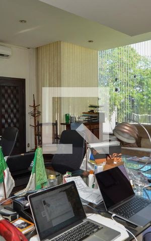 Casa de condomínio à venda com 1600m², 11 quartos e 10 vagas Casa de condomínio à venda com 1600m², 11 quartos e 10 vagasEscritório
