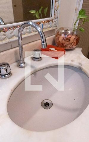 Apartamento à venda com 230m², 3 quartos e 1 vagaBanheiro da Suíte 2