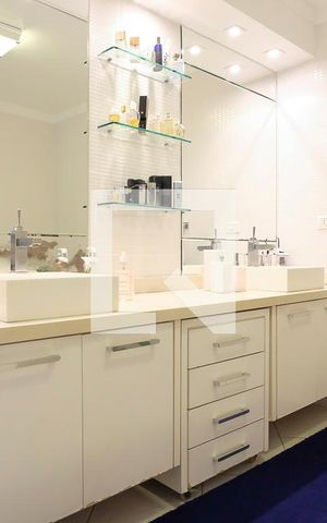 Casa à venda com 340m², 3 quartos e 3 vagasBanheiro da Suíte 1