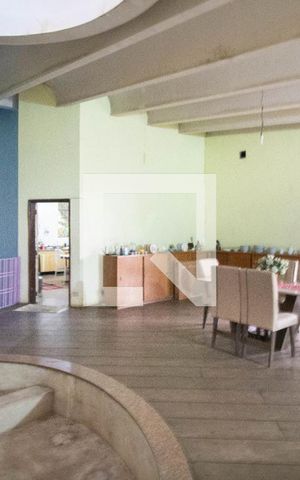 Casa para alugar com 1600m², 4 quartos e 6 vagas Casa para alugar com 1600m², 4 quartos e 6 vagasSala