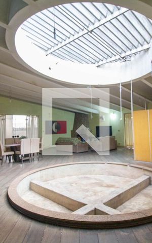 Casa para alugar com 1600m², 4 quartos e 6 vagas Casa para alugar com 1600m², 4 quartos e 6 vagasSala