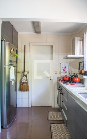 Casa à venda com 285m², 4 quartos e 4 vagas Casa à venda com 285m², 4 quartos e 4 vagasCozinha