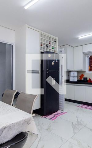 Casa à venda com 250m², 4 quartos e 4 vagas Casa à venda com 250m², 4 quartos e 4 vagasCozinha