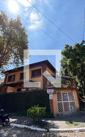 Casa à venda com 180m², 3 quartos e 2 vagas Casa à venda com 180m², 3 quartos e 2 vagasFachada