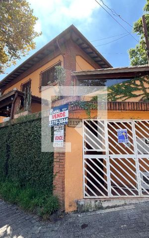Casa à venda com 180m², 3 quartos e 2 vagas Casa à venda com 180m², 3 quartos e 2 vagasFachada