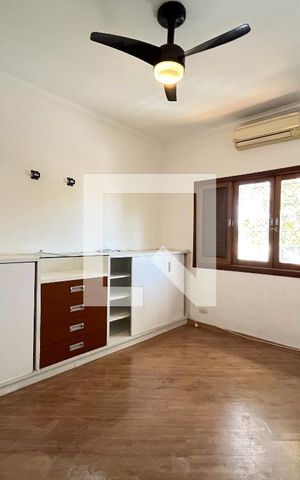 Casa à venda com 180m², 3 quartos e 2 vagas Casa à venda com 180m², 3 quartos e 2 vagasSuite