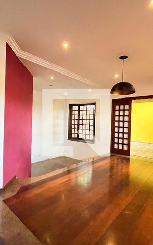 Casa à venda com 180m², 3 quartos e 2 vagas Casa à venda com 180m², 3 quartos e 2 vagasSala de Estar