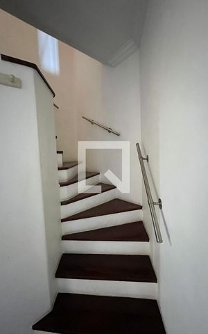 Casa à venda com 180m², 3 quartos e 2 vagas Casa à venda com 180m², 3 quartos e 2 vagasEscada