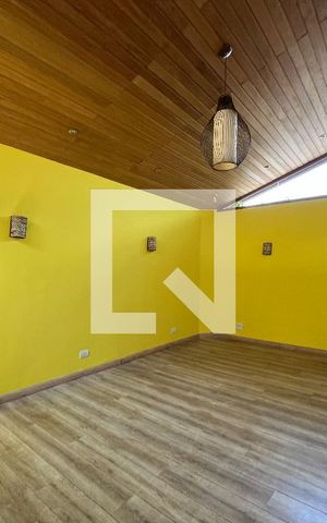 Casa à venda com 180m², 3 quartos e 2 vagas Casa à venda com 180m², 3 quartos e 2 vagasSala de TV