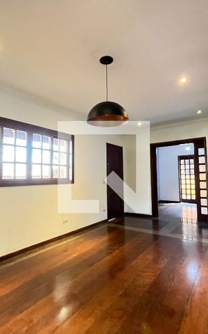 Casa à venda com 180m², 3 quartos e 2 vagas Casa à venda com 180m², 3 quartos e 2 vagasSala de Estar