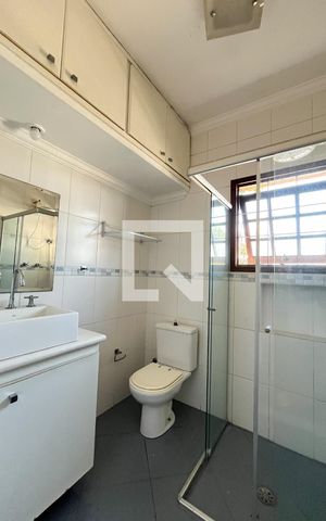 Casa à venda com 180m², 3 quartos e 2 vagas Casa à venda com 180m², 3 quartos e 2 vagasBanheiro Corredor