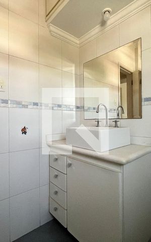 Casa à venda com 180m², 3 quartos e 2 vagas Casa à venda com 180m², 3 quartos e 2 vagasBanheiro Corredor