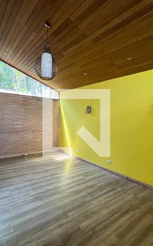 Casa à venda com 180m², 3 quartos e 2 vagas Casa à venda com 180m², 3 quartos e 2 vagasSala de TV