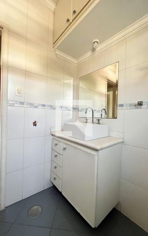 Casa à venda com 180m², 3 quartos e 2 vagas Casa à venda com 180m², 3 quartos e 2 vagasBanheiro Corredor