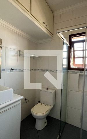 Casa à venda com 180m², 3 quartos e 2 vagas Casa à venda com 180m², 3 quartos e 2 vagasBanheiro Corredor