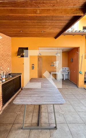 Casa à venda com 180m², 3 quartos e 2 vagas Casa à venda com 180m², 3 quartos e 2 vagasÁrea externa