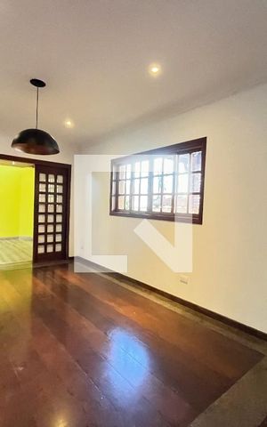 Casa à venda com 180m², 3 quartos e 2 vagas Casa à venda com 180m², 3 quartos e 2 vagasSala de Estar