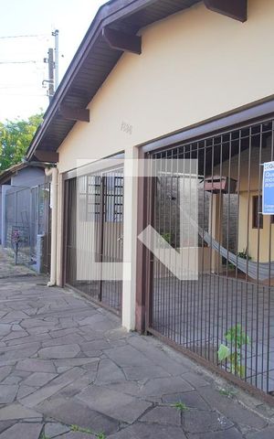 Casa à venda com 120m², 3 quartos e 2 vagas Casa à venda com 120m², 3 quartos e 2 vagasFachada