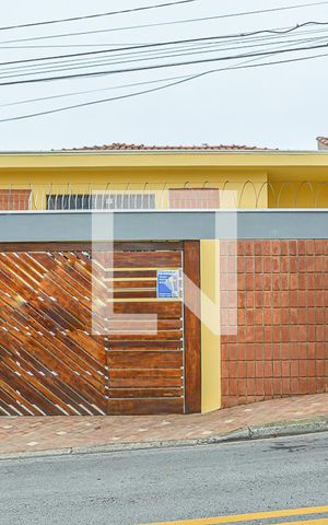 Casa à venda com 290m², 3 quartos e 5 vagas Casa à venda com 290m², 3 quartos e 5 vagasFachada