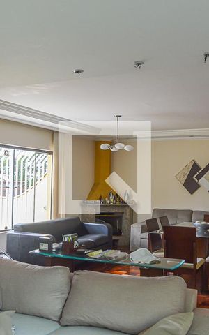 Casa à venda com 290m², 3 quartos e 5 vagas Casa à venda com 290m², 3 quartos e 5 vagasSala