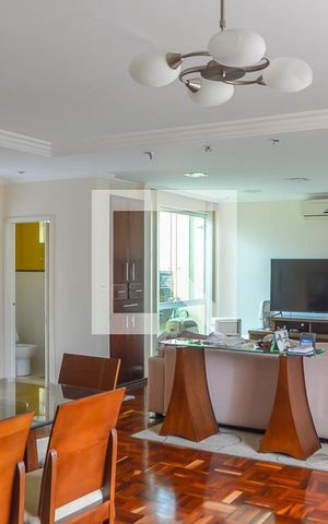Casa à venda com 290m², 3 quartos e 5 vagas Casa à venda com 290m², 3 quartos e 5 vagasSala