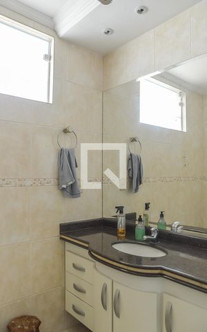 Casa à venda com 290m², 3 quartos e 5 vagas Casa à venda com 290m², 3 quartos e 5 vagasBanheiro da Suíte 2
