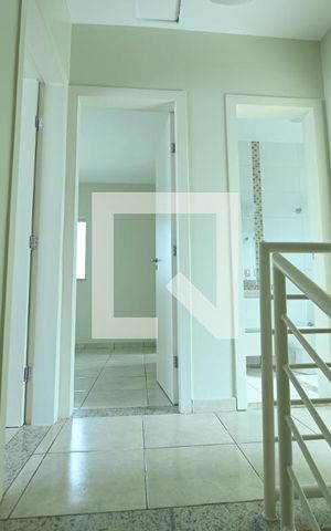 Casa de condomínio para alugar com 90m², 3 quartos e 1 vaga Casa de condomínio para alugar com 90m², 3 quartos e 1 vagaEscada