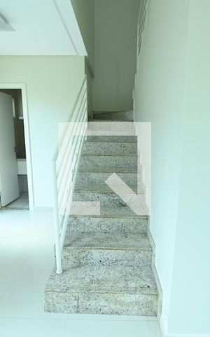 Casa de condomínio para alugar com 90m², 3 quartos e 1 vaga Casa de condomínio para alugar com 90m², 3 quartos e 1 vagaEscada