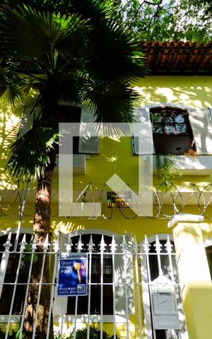 Casa à venda com 410m², 6 quartos e 2 vagas Casa à venda com 410m², 6 quartos e 2 vagasFachada