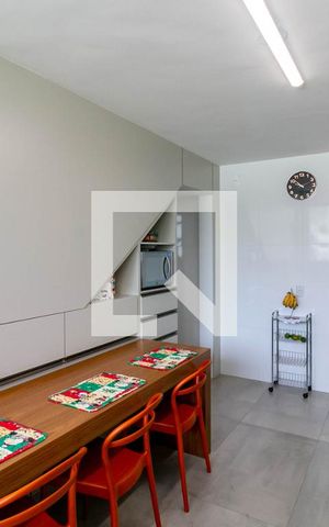 Apartamento à venda com 395m², 5 quartos e 2 vagas Apartamento à venda com 395m², 5 quartos e 2 vagasCozinha e Área de Serviço