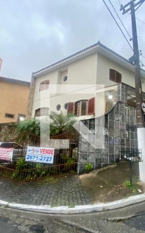 Casa para alugar com 364m², 4 quartos e 6 vagas Casa para alugar com 364m², 4 quartos e 6 vagasFachada