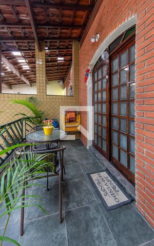 Casa à venda com 250m², 3 quartos e 3 vagas Casa à venda com 250m², 3 quartos e 3 vagasGaragem